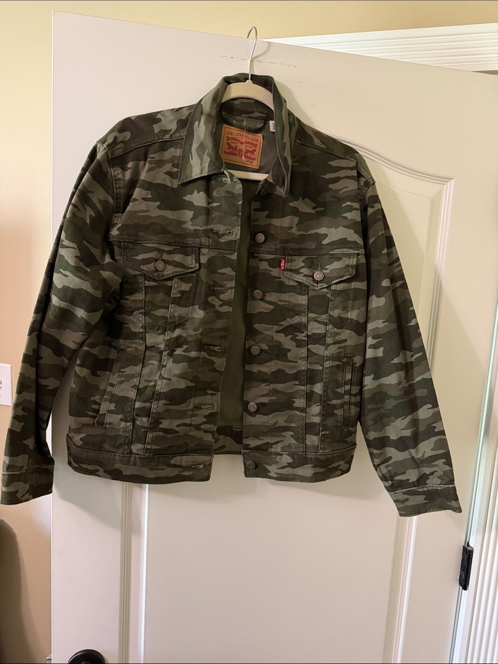Levi's women’s  Camouflage Trucker Jacket - Olive Green Camo